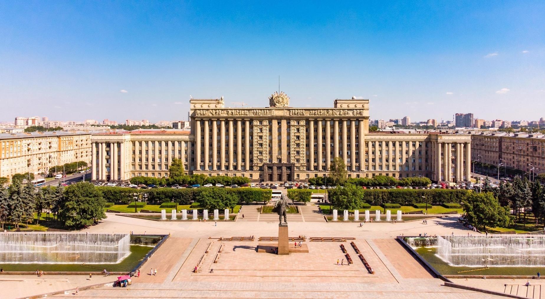 http://img.29palms.ru/photo/hotels/russia/spb/soviet-palace/resized/002_Rossiya_Sankt-Peterburg_Dom_Sovetov_Aerial_view_of_Soviet_Palace_in_Saint-Petersburg_Russia_Foto_aleksis15yandexru_-_Depositphotos.jpg