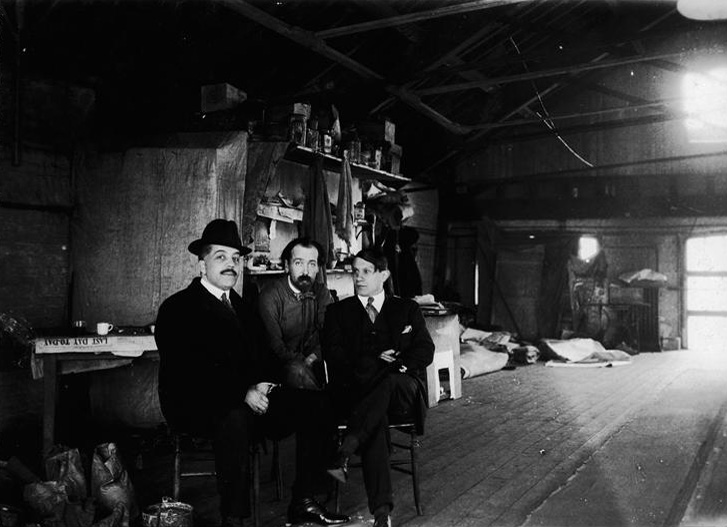 Пикассо и Дягилев. Фото в мастерской Ковент-Гарден, Лондон, 1919 / picassolive.ru