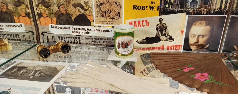 Обложка: выставка «Начинается кино». Музей «Разночинный Петербург».