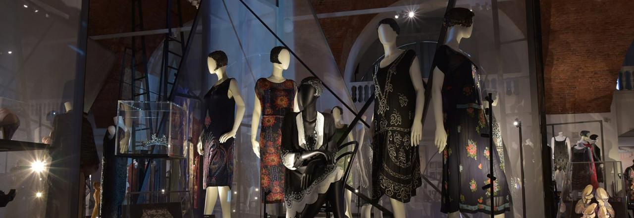 Обложка: Эрмитаж продлил выставку «Упакованные грёзы. Мода ар-деко» до середины сентября