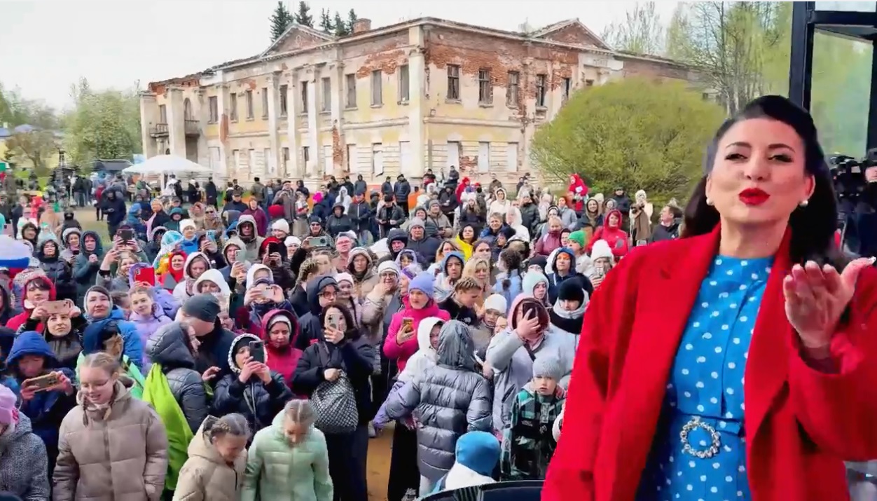 Флешмоб «Эхо Победы» стартовал под песню «Синий платочек»