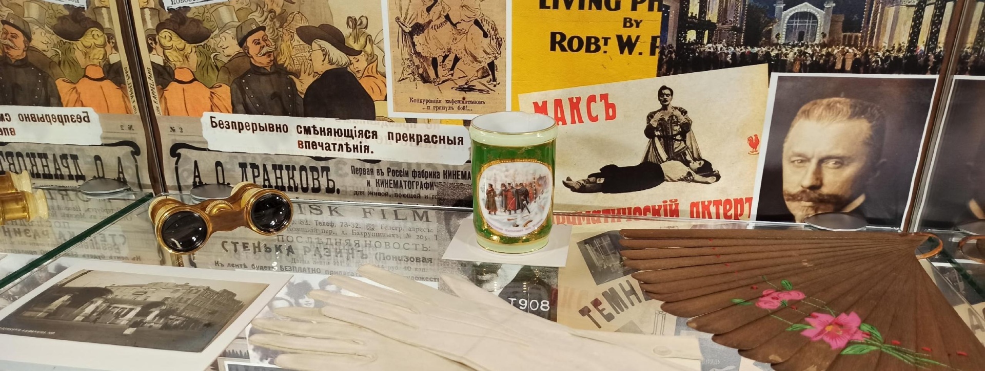 Обложка: выставка «Начинается кино». Музей «Разночинный Петербург».