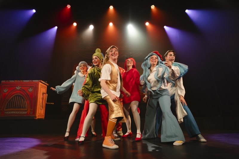 Сказ-Карабас зажигает огни сцены Театра Эстрады в новогодние праздники