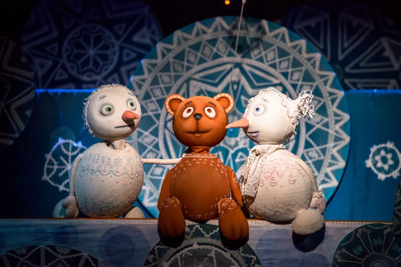 Сцена из спектакля «Солнышко и снежные человечки». Источник: puppettheatre.spb.ru. Правообладатель: Театр кукол «Бродячая собачка». 1-2.jpg