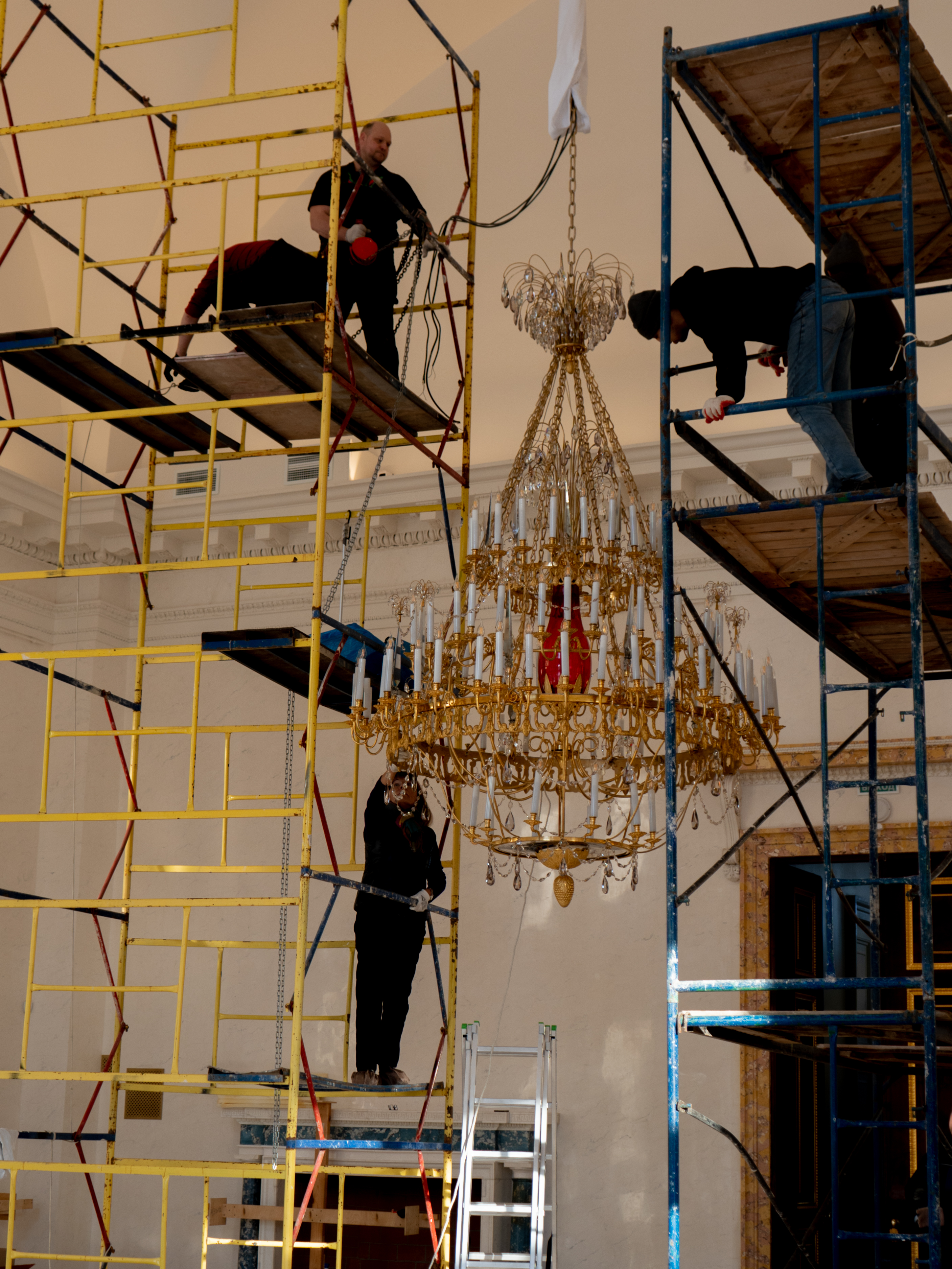 Реставраторы восстановили три большие люстры в ГМЗ «Царское Село» 16