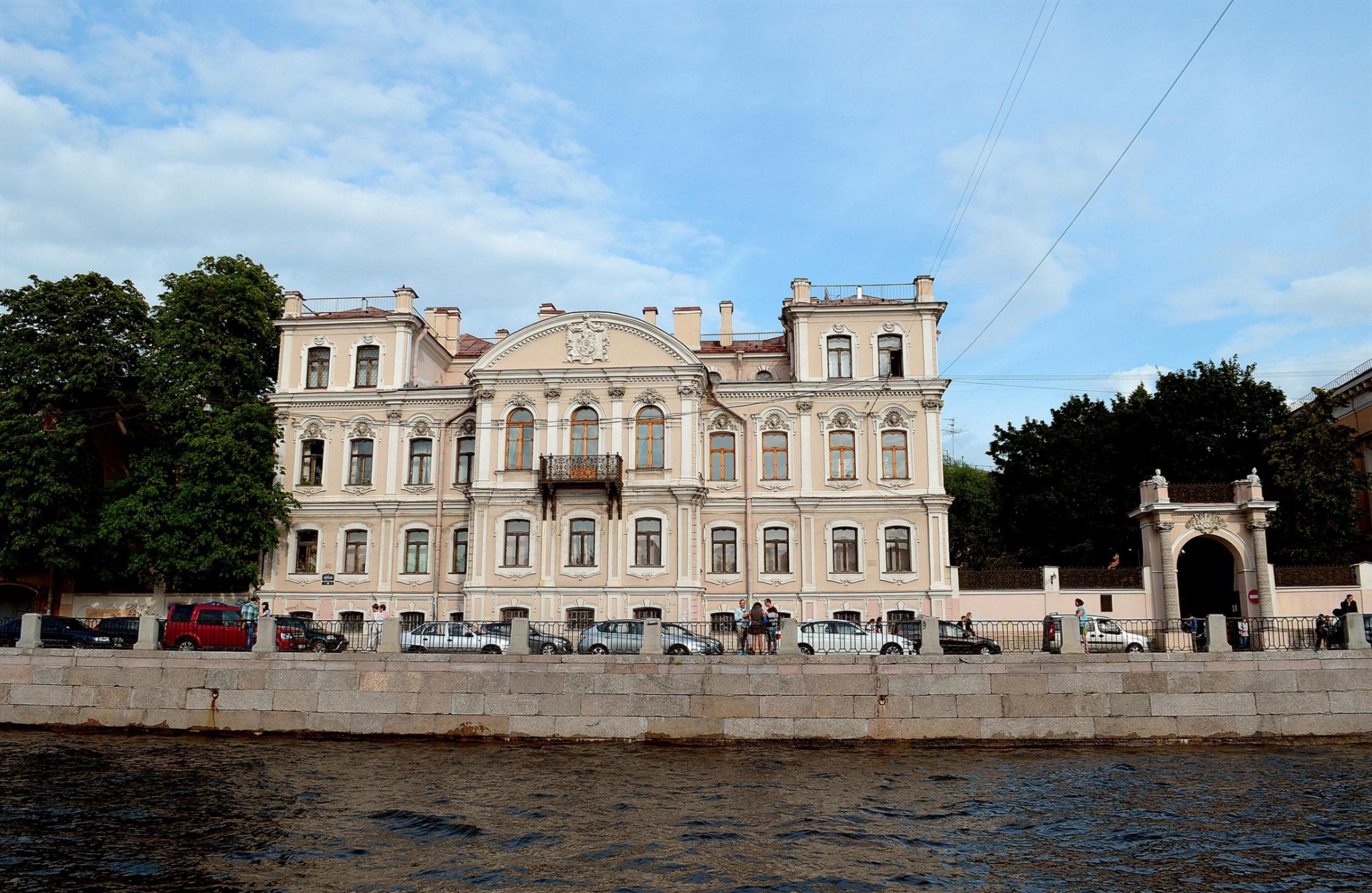 https://commons.wikimedia.org/wiki/File:6477._St._Petersburg._Fontanka_Embankment,_46.jpg