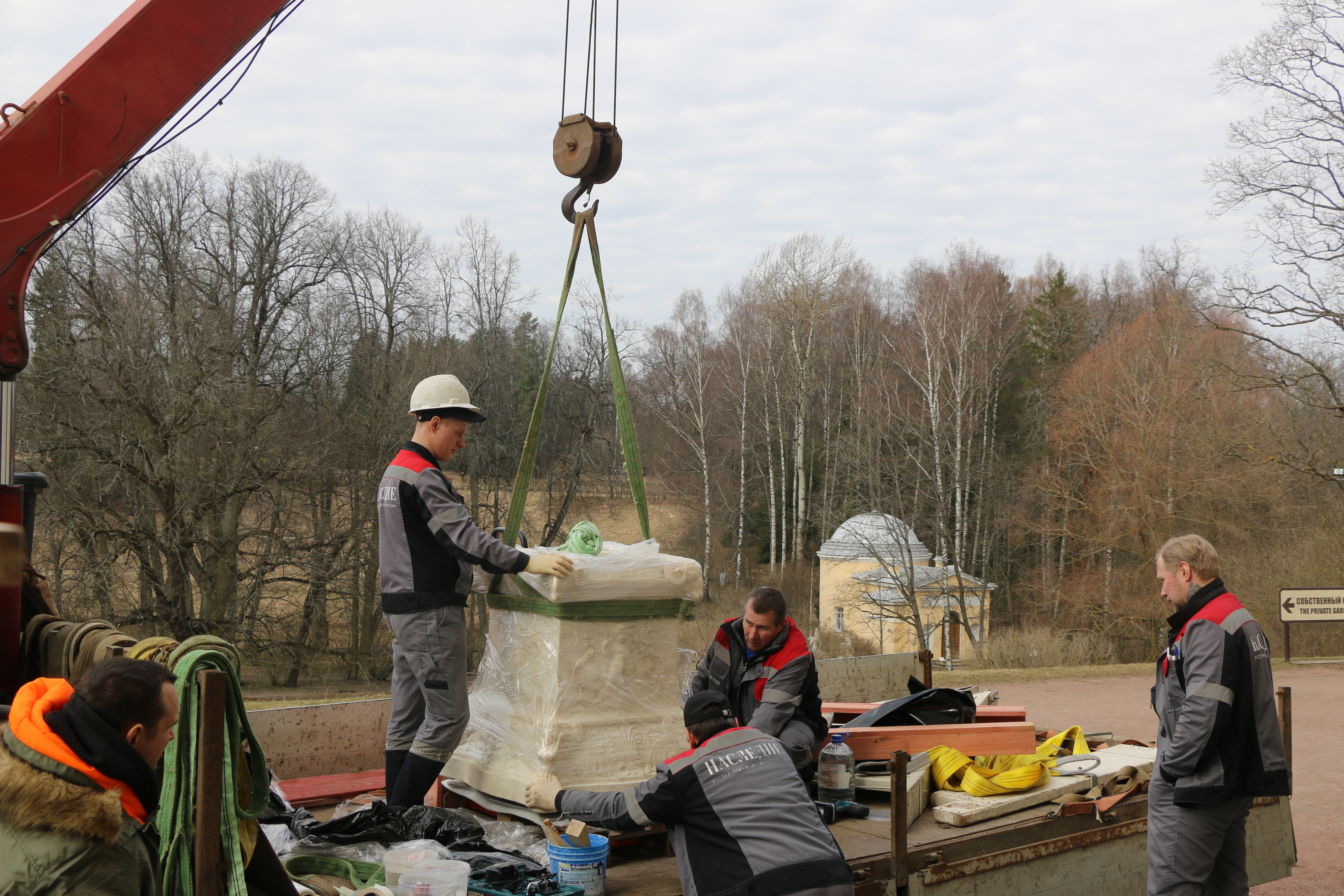 В «Павловске» отреставрировали беломраморный пьедестал из исторической коллекции музея6