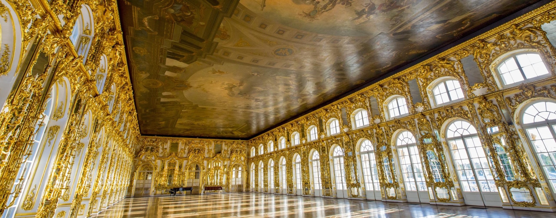 Обложка: Большой зал Екатерининского дворца. Фото – Руслан Шамуков.