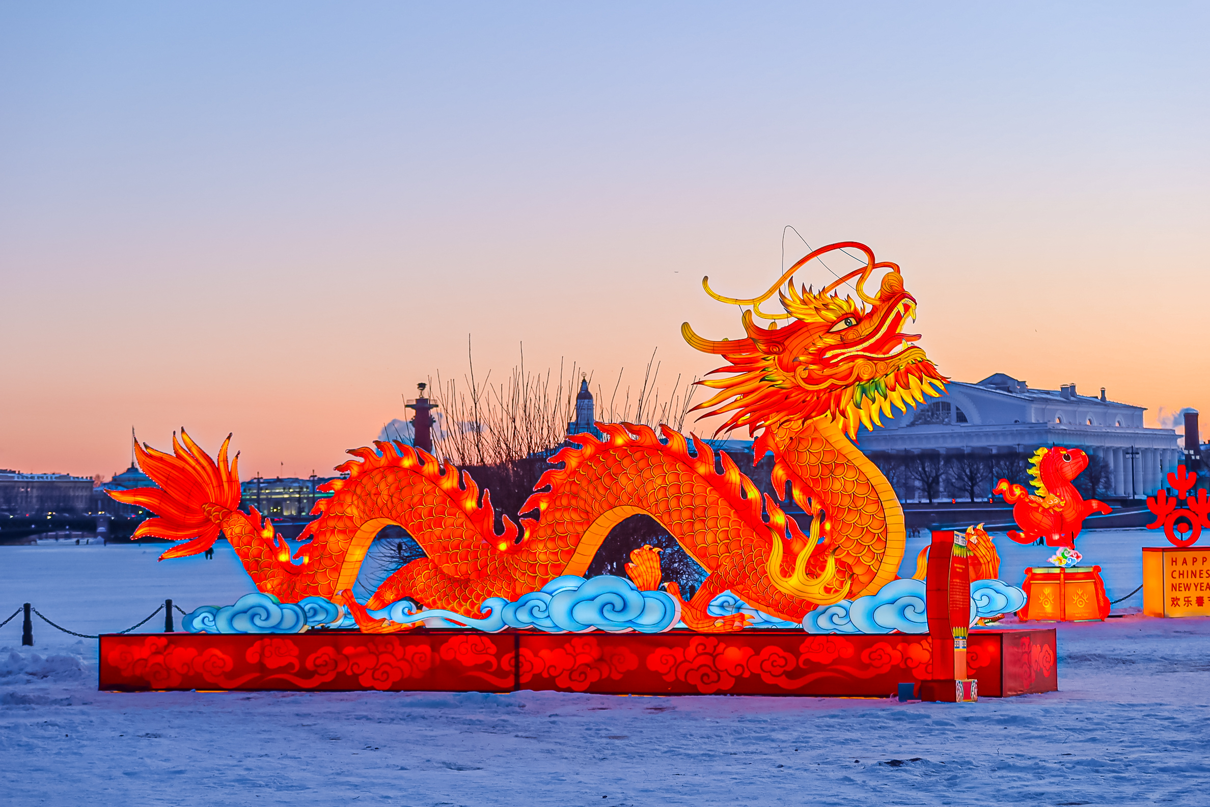 Драконы и фениксы из Цзыгуна поселились на Заячьем острове19