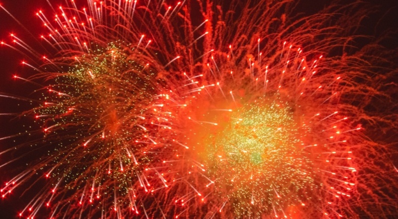 Фото заставки: Праздничный салют ко Дню полного освобождения Ленинграда от фашистской блокады. Фото: Ирина Иванова. Источник: spbcult.ru. Правообладатель: spbcult.ru.