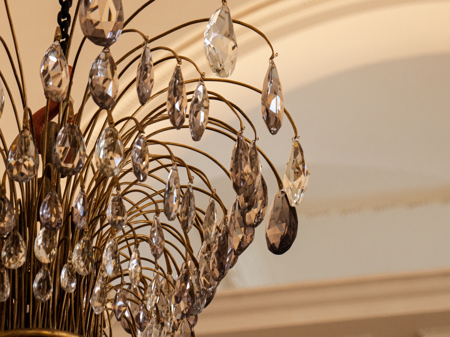 Реставраторы восстановили три большие люстры в ГМЗ «Царское Село» 