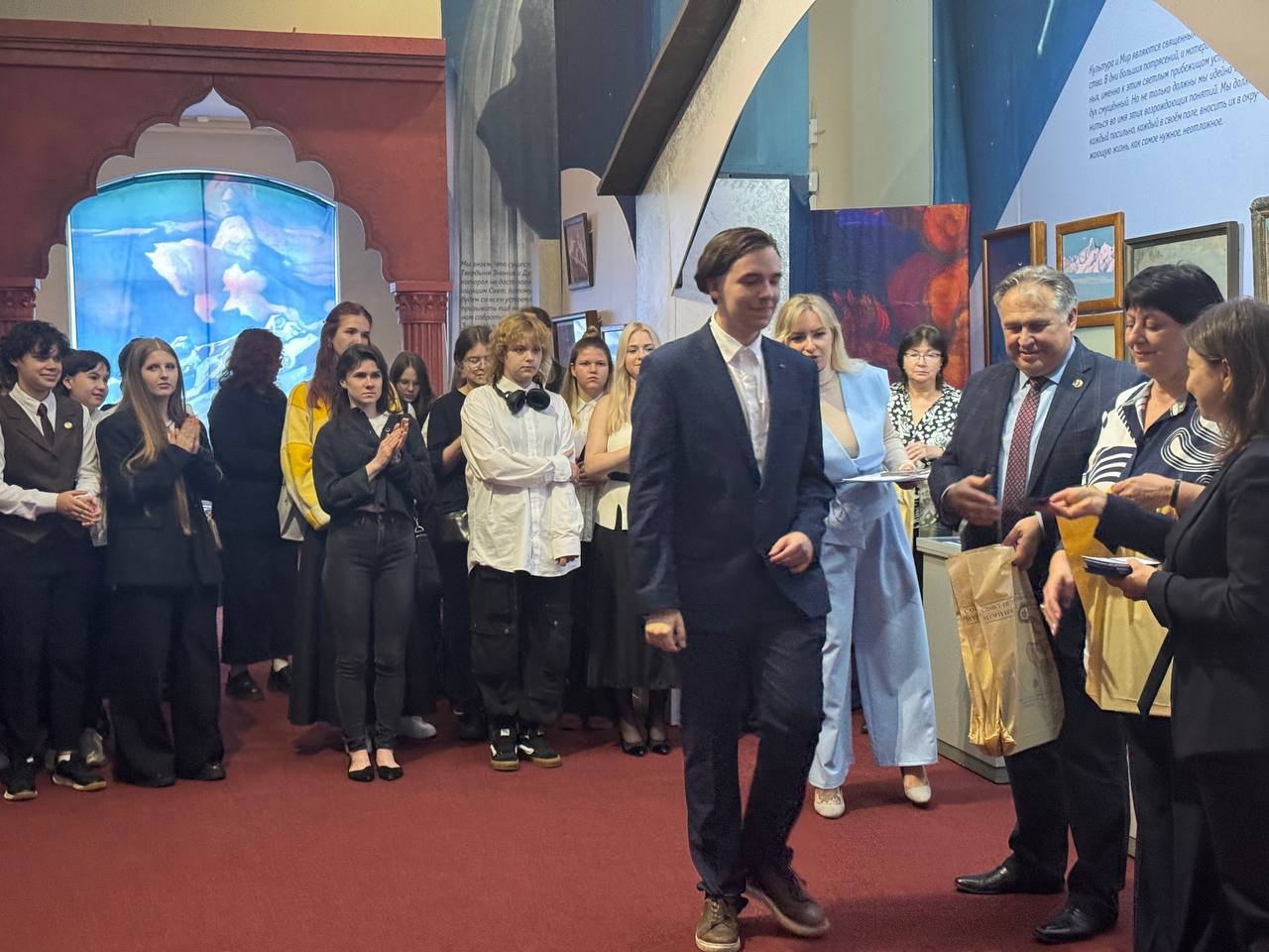 Первокурсников художественного училища имени Рериха посвятили в студенты3