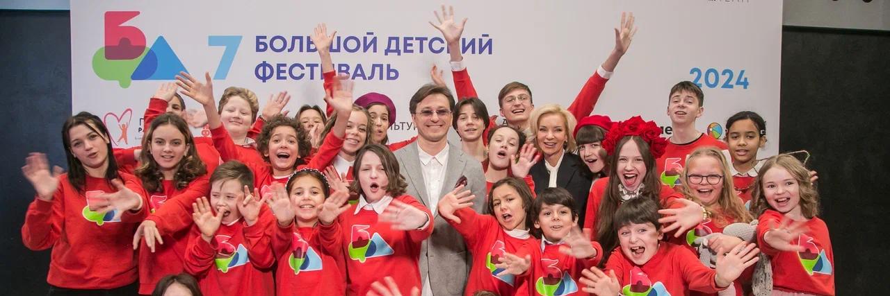 Обложка: Сергей Безруков с Детским жюри. 