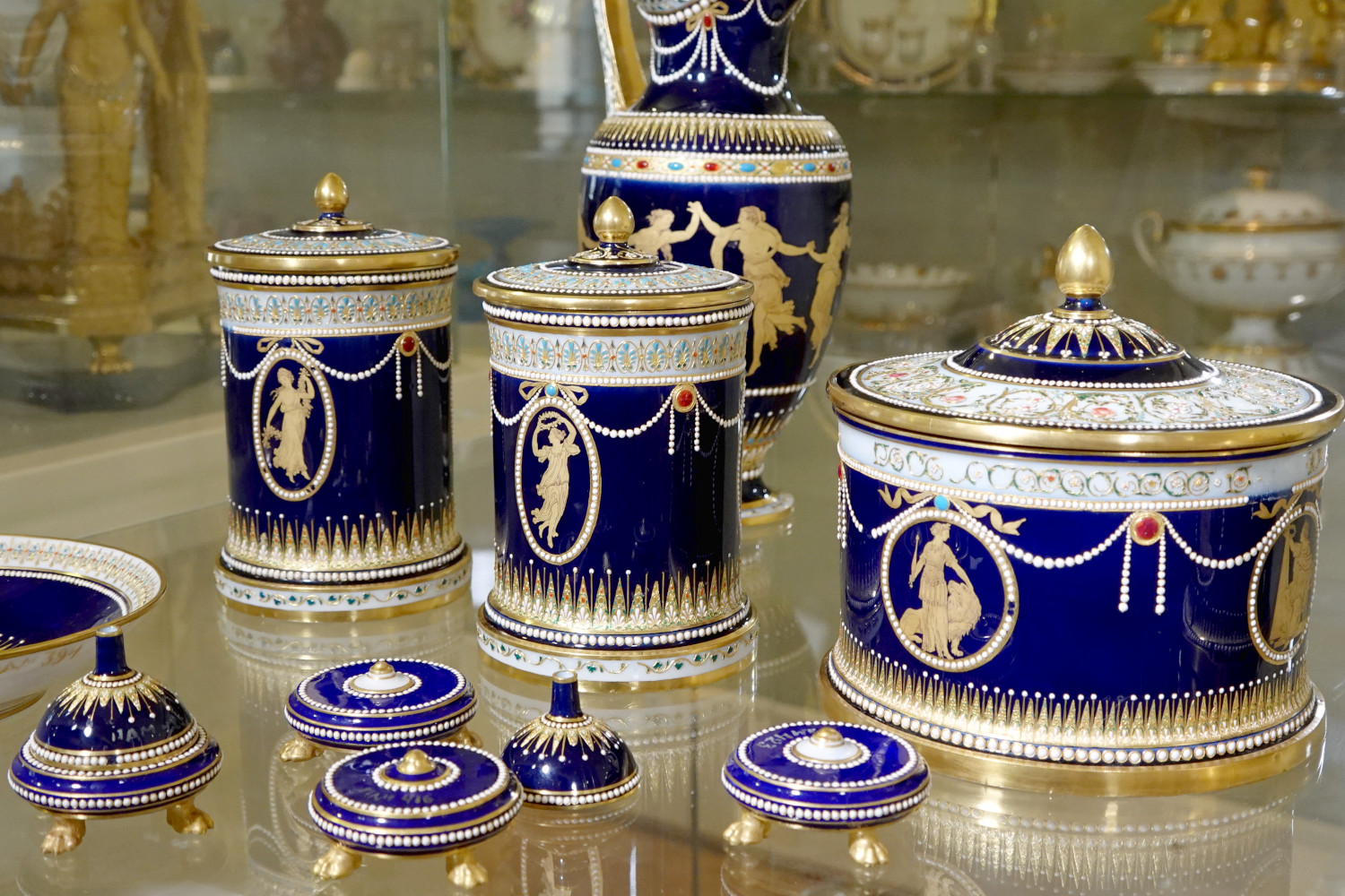 В Павловске почти закончили реставрацию Севрского сервиза 