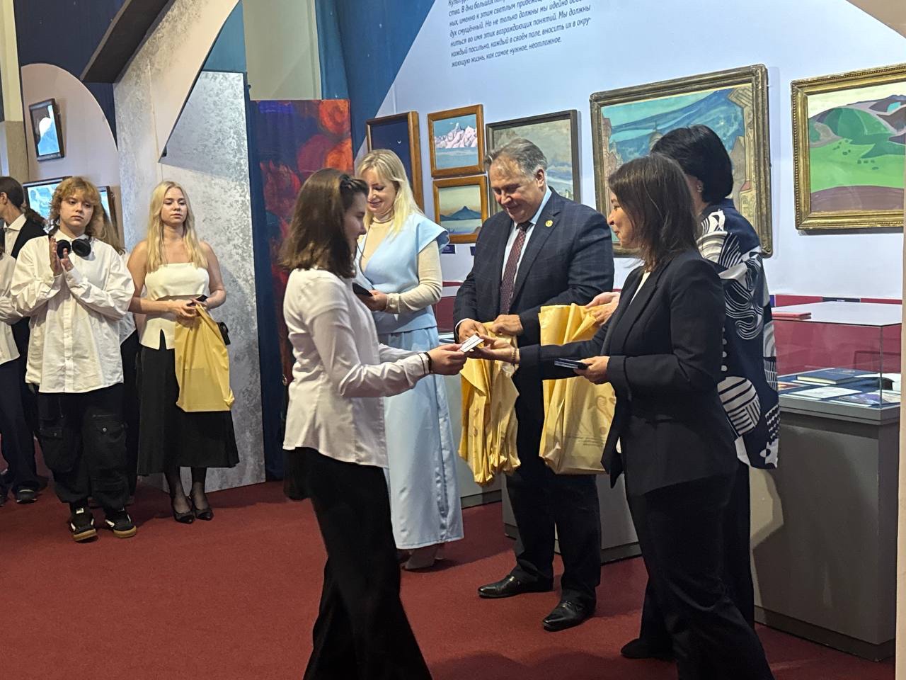 Первокурсников художественного училища имени Рериха посвятили в студенты3