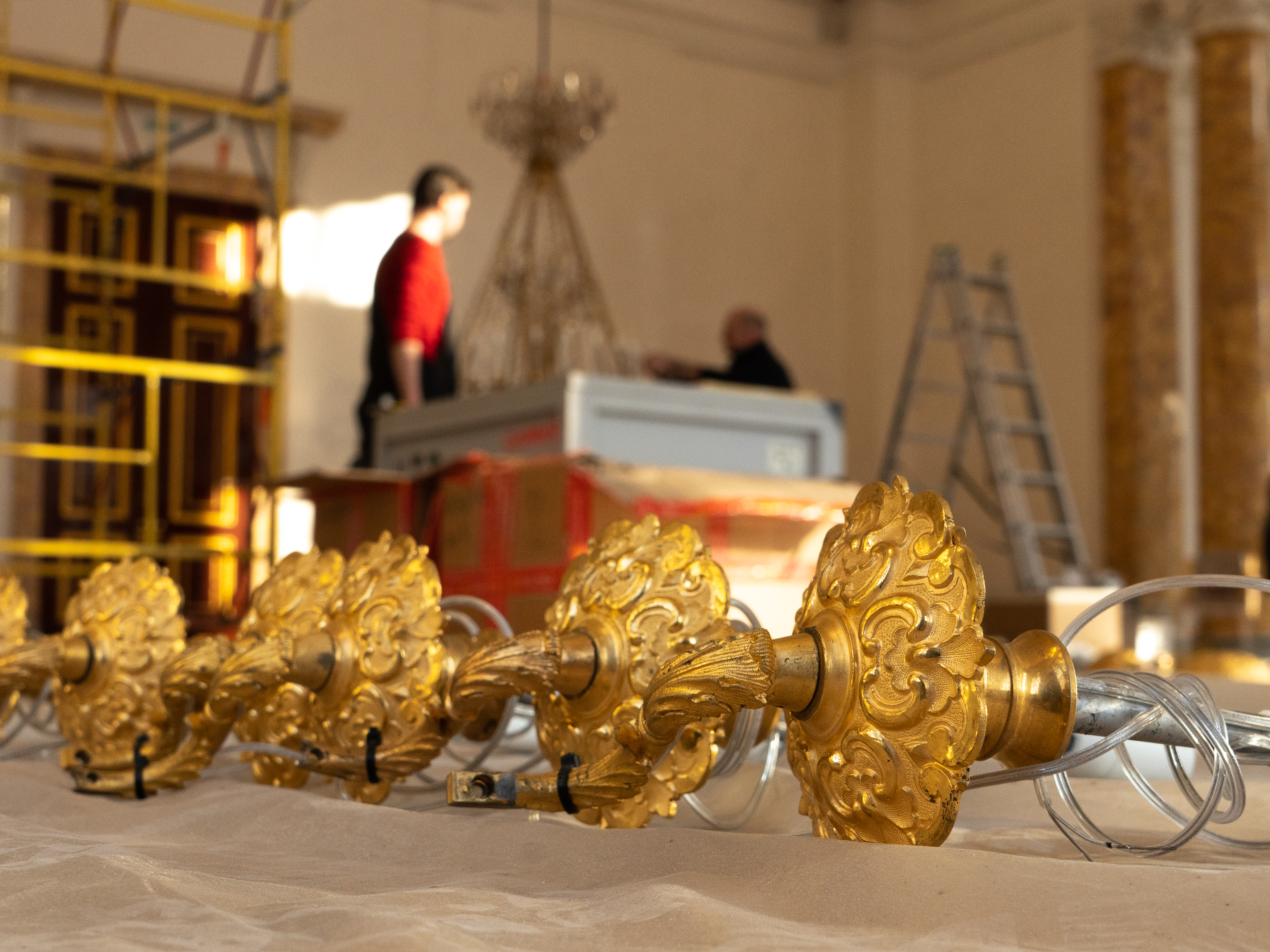 Реставраторы восстановили три большие люстры в ГМЗ «Царское Село» 7