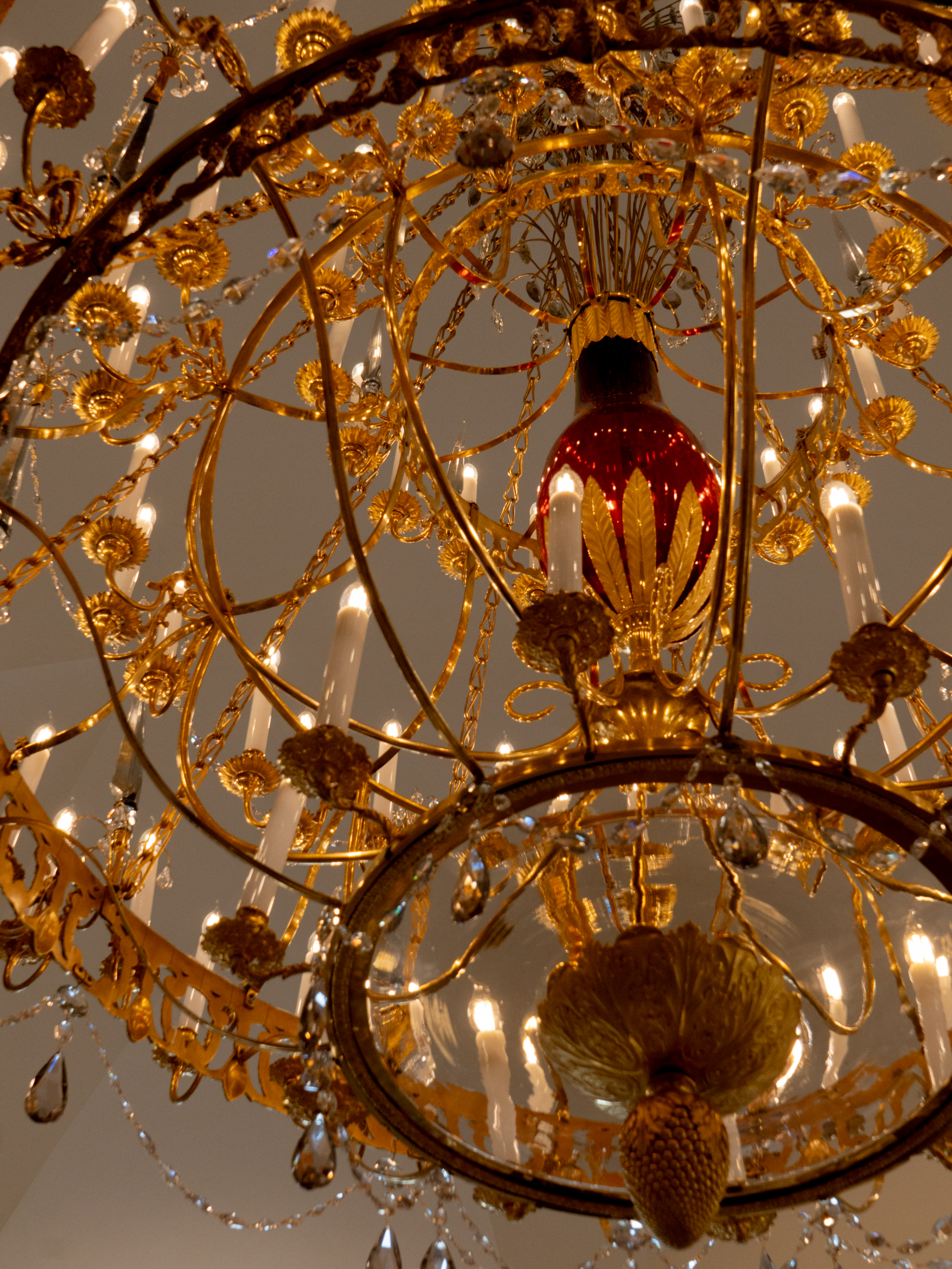 Реставраторы восстановили три большие люстры в ГМЗ «Царское Село» 18