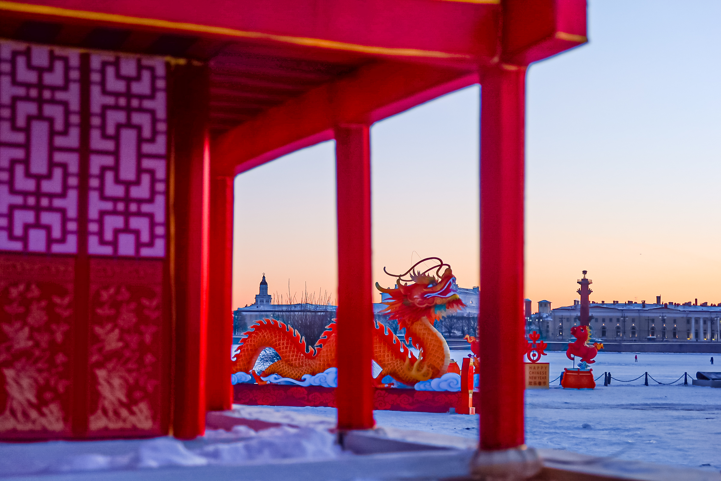 Драконы и фениксы из Цзыгуна поселились на Заячьем острове26