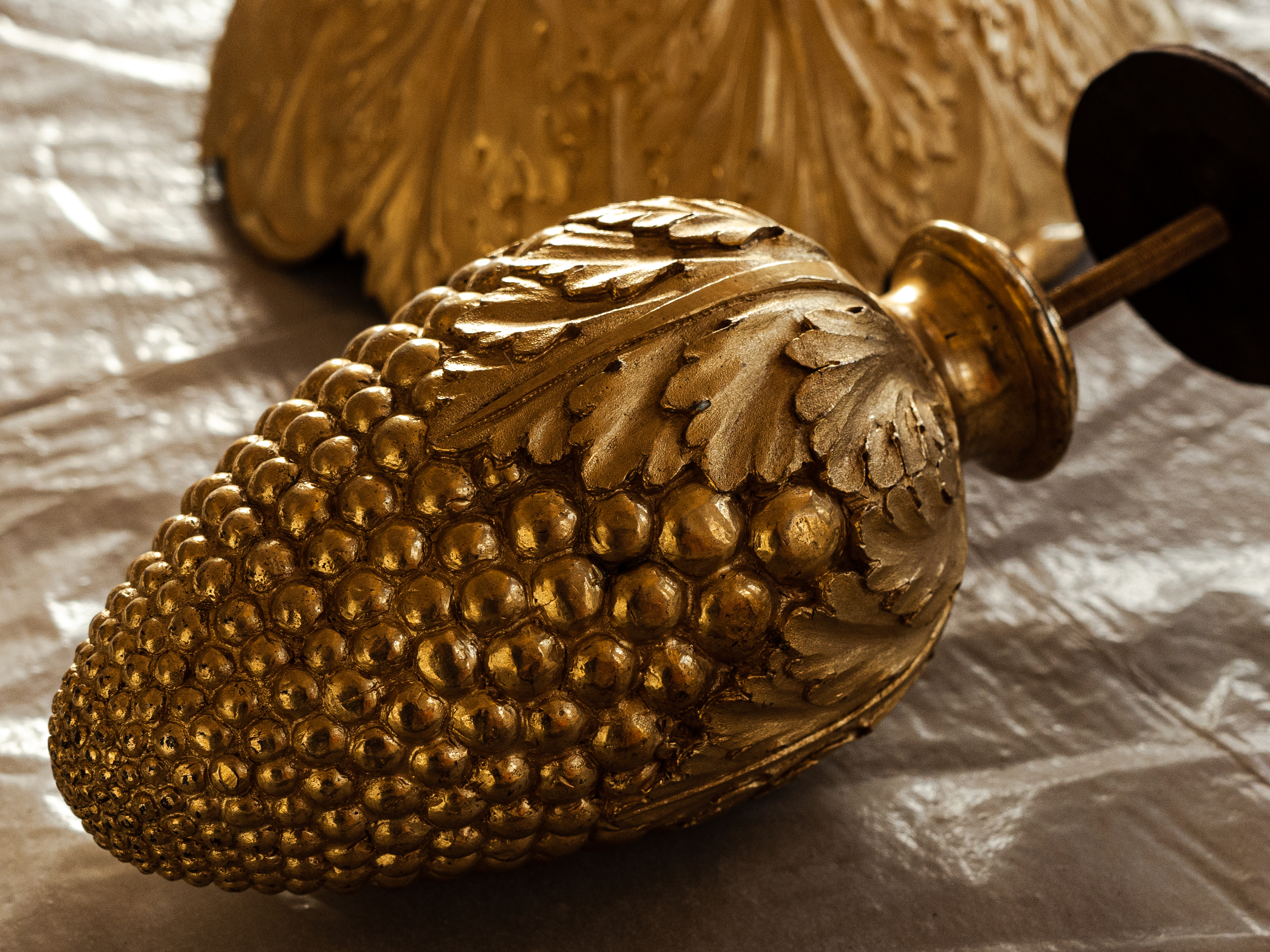 Реставраторы восстановили три большие люстры в ГМЗ «Царское Село» 2