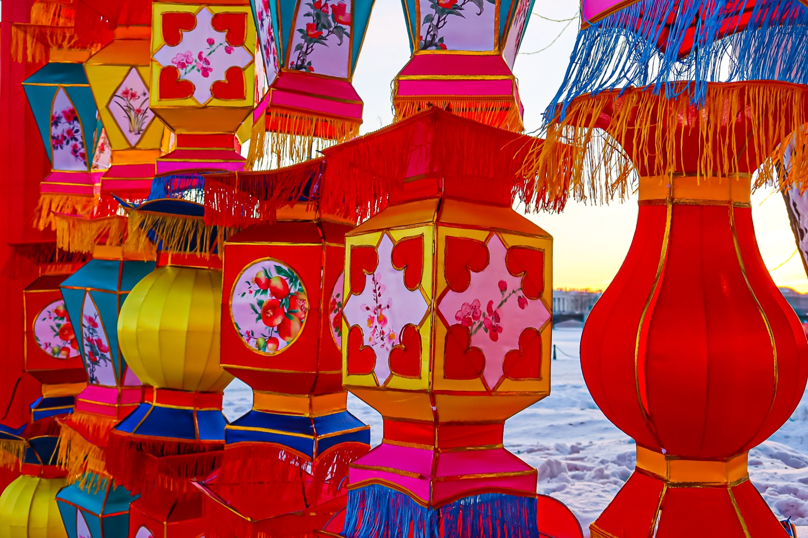 Драконы и фениксы из Цзыгуна поселились на Заячьем острове