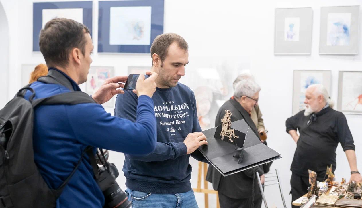 Шахматы в виде героев поэмы «12» и семечки с цитатами Чехова