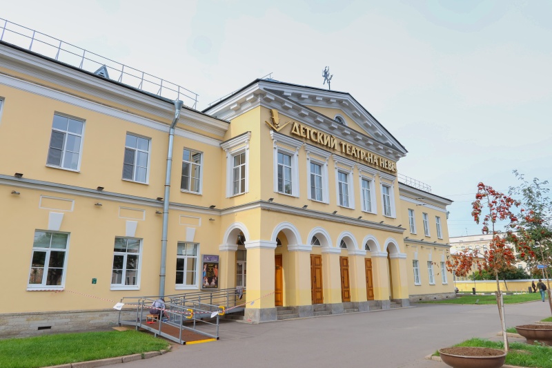 В театре «На Неве» открыли мемориальную доску в память об артисте Вадиме Алфёрове