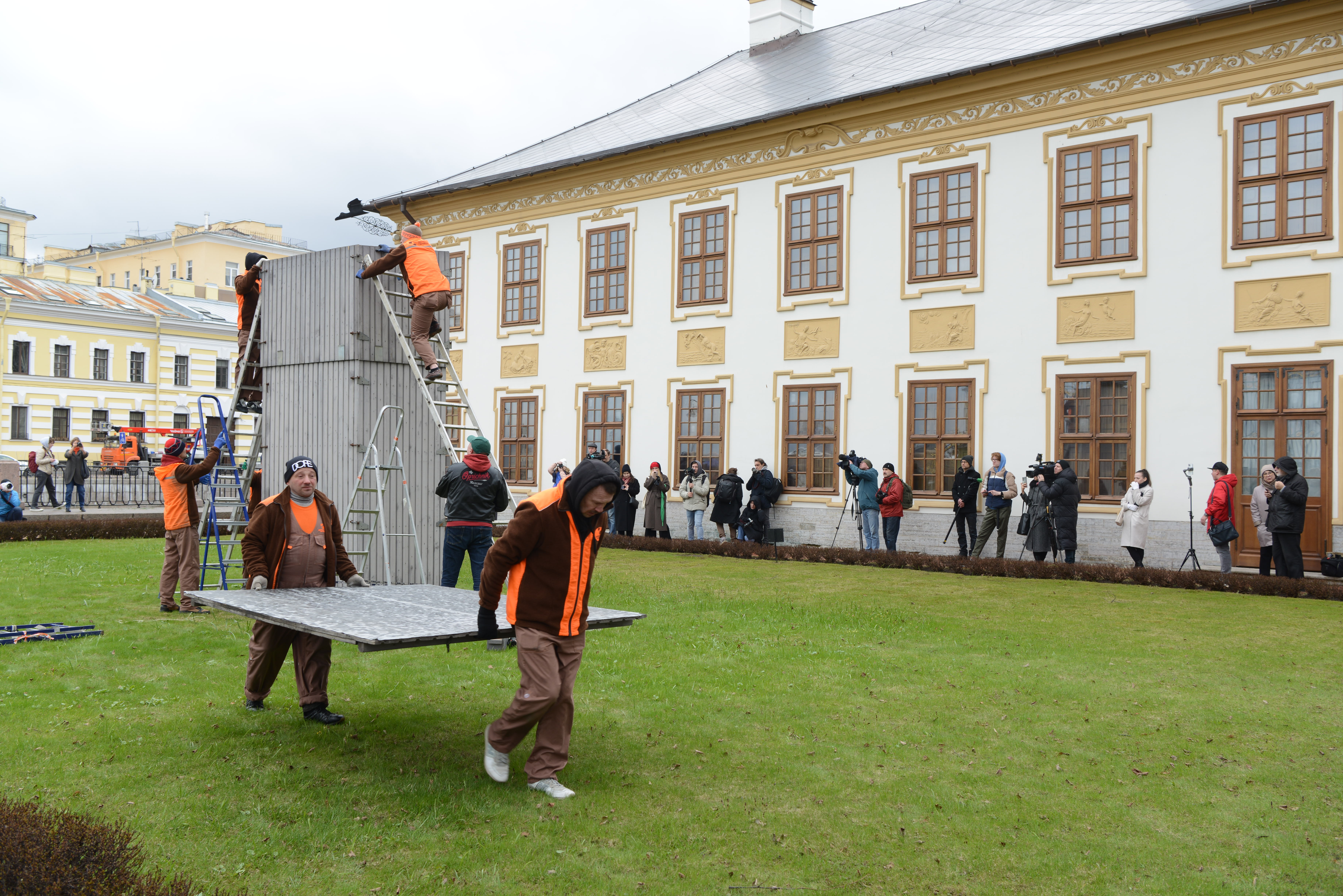 В Летнем саду раскроют скульптуры после зимы1