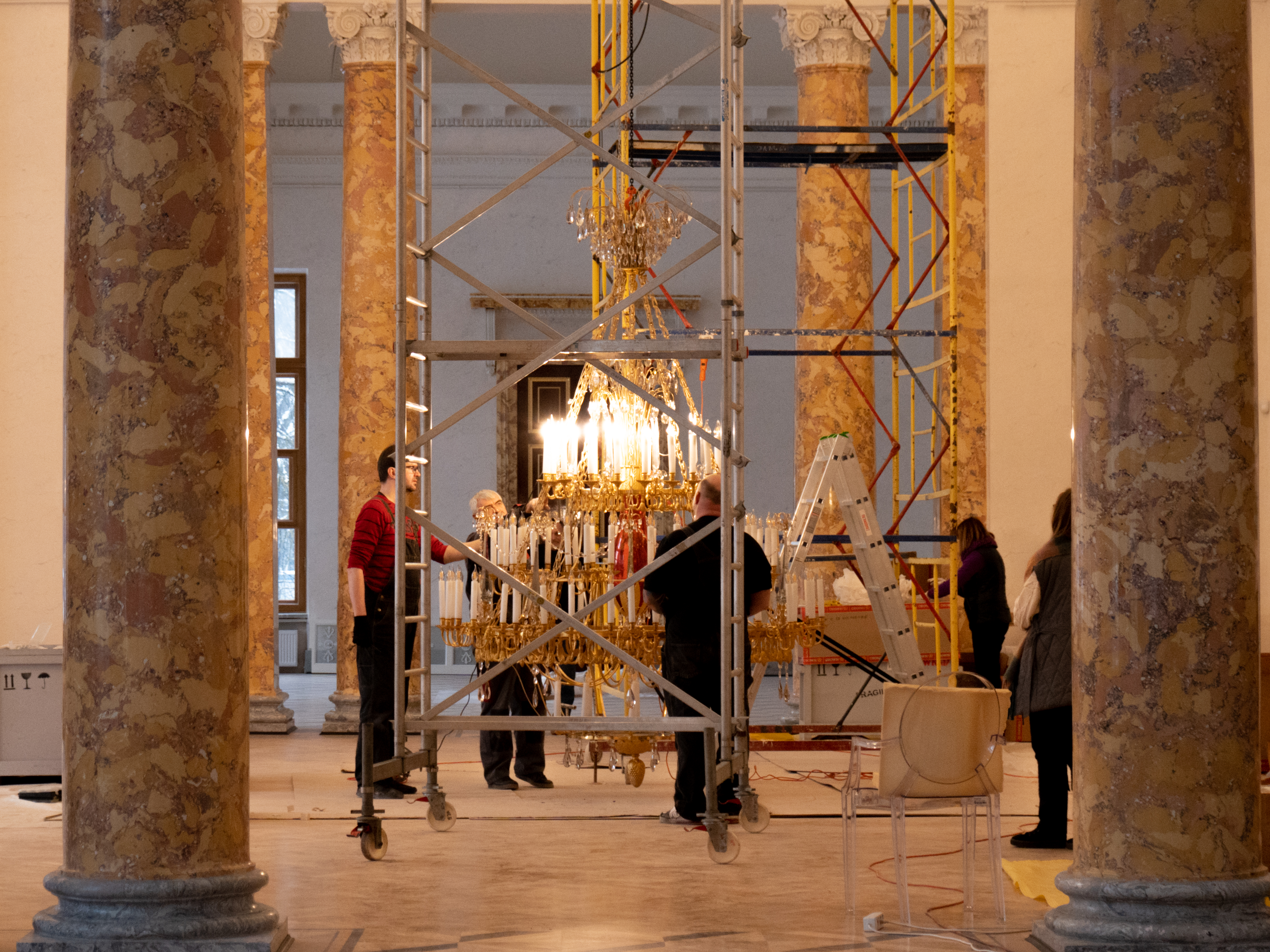 Реставраторы восстановили три большие люстры в ГМЗ «Царское Село» 13