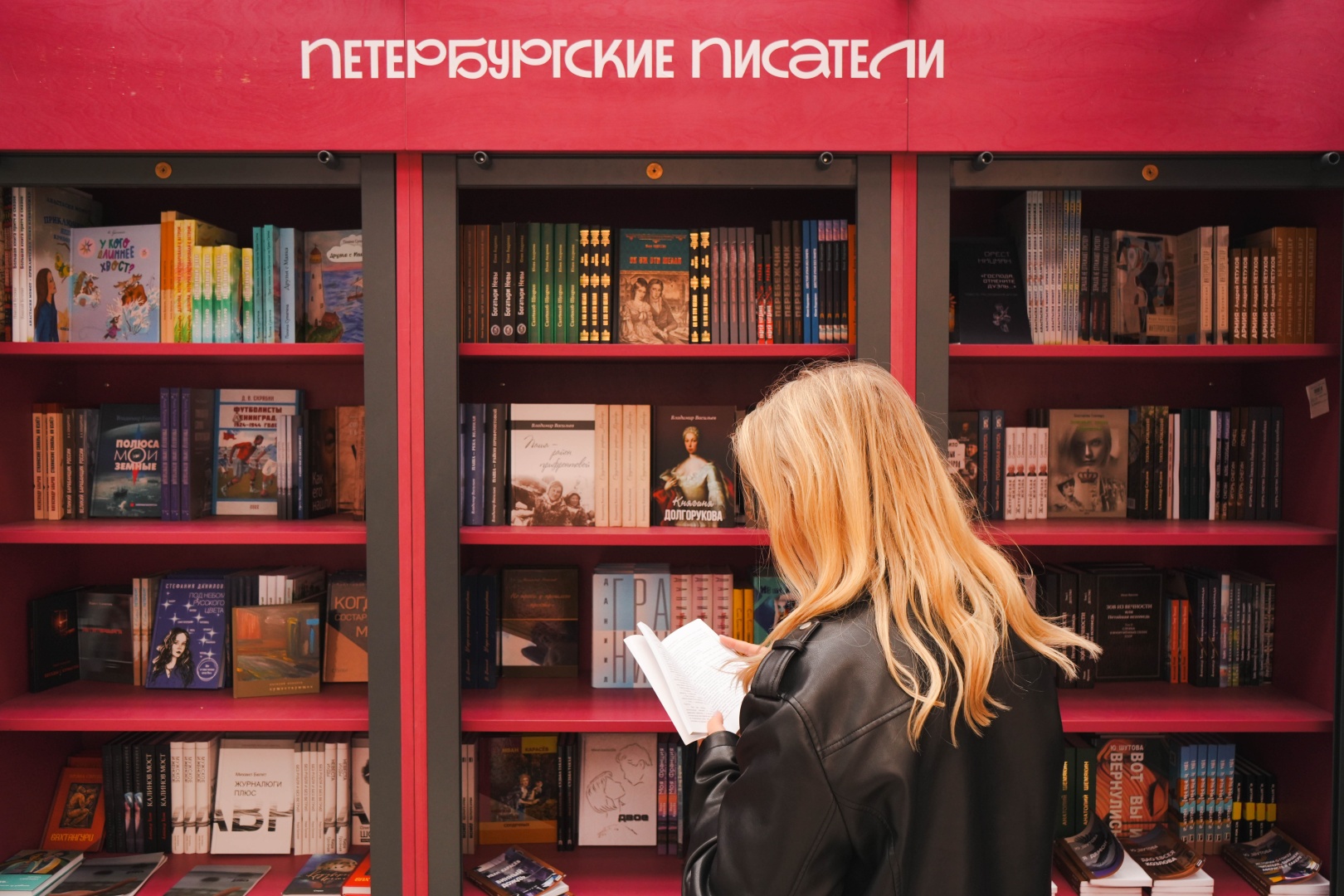 Фестиваль «Книжные аллеи» вновь превращает Малую Конюшенную в культурную точку притяжения