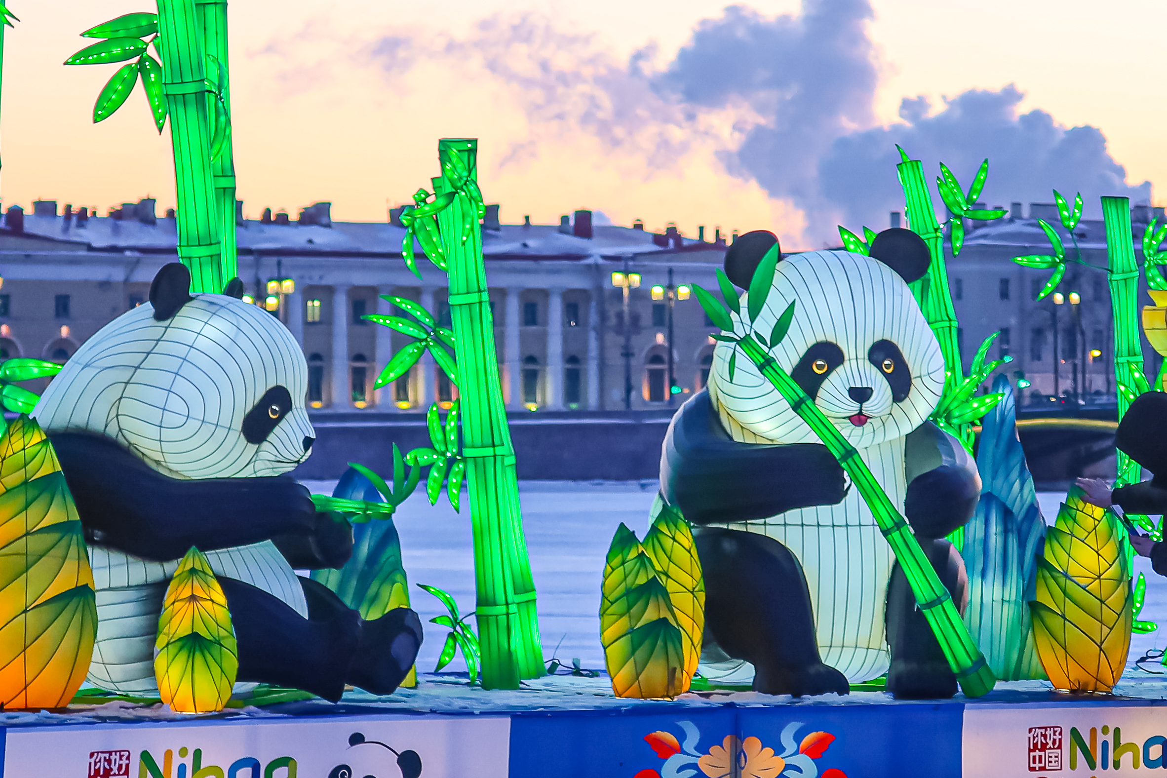 Драконы и фениксы из Цзыгуна поселились на Заячьем острове10