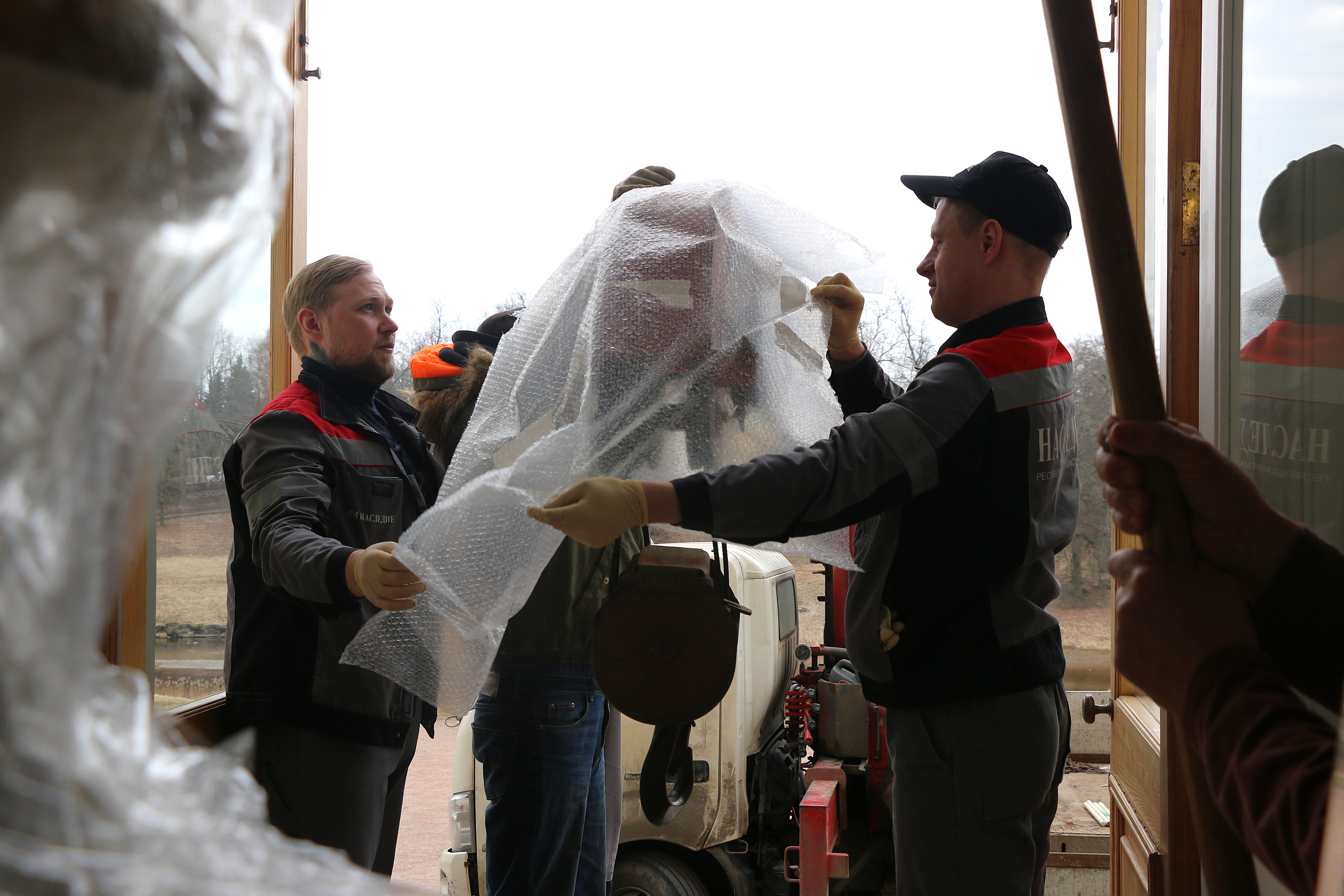 В «Павловске» отреставрировали беломраморный пьедестал из исторической коллекции музея2