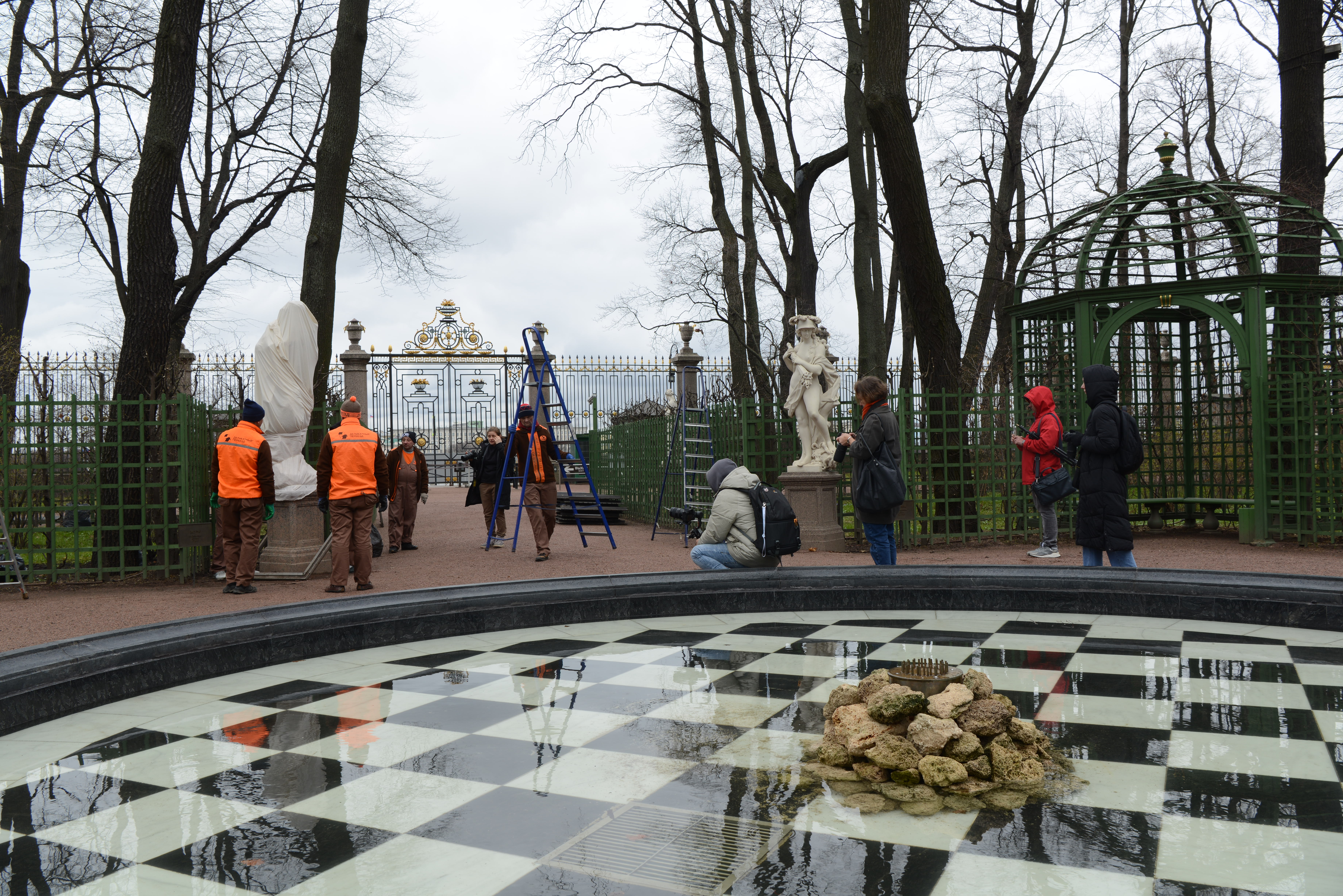 В Летнем саду раскроют скульптуры после зимы4