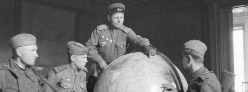 Обложка: Борис Пушкин. Глобус в кабинете Гитлера. 1945. Обложка: Борис Пушкин. Глобус в кабинете Гитлера. 1945.