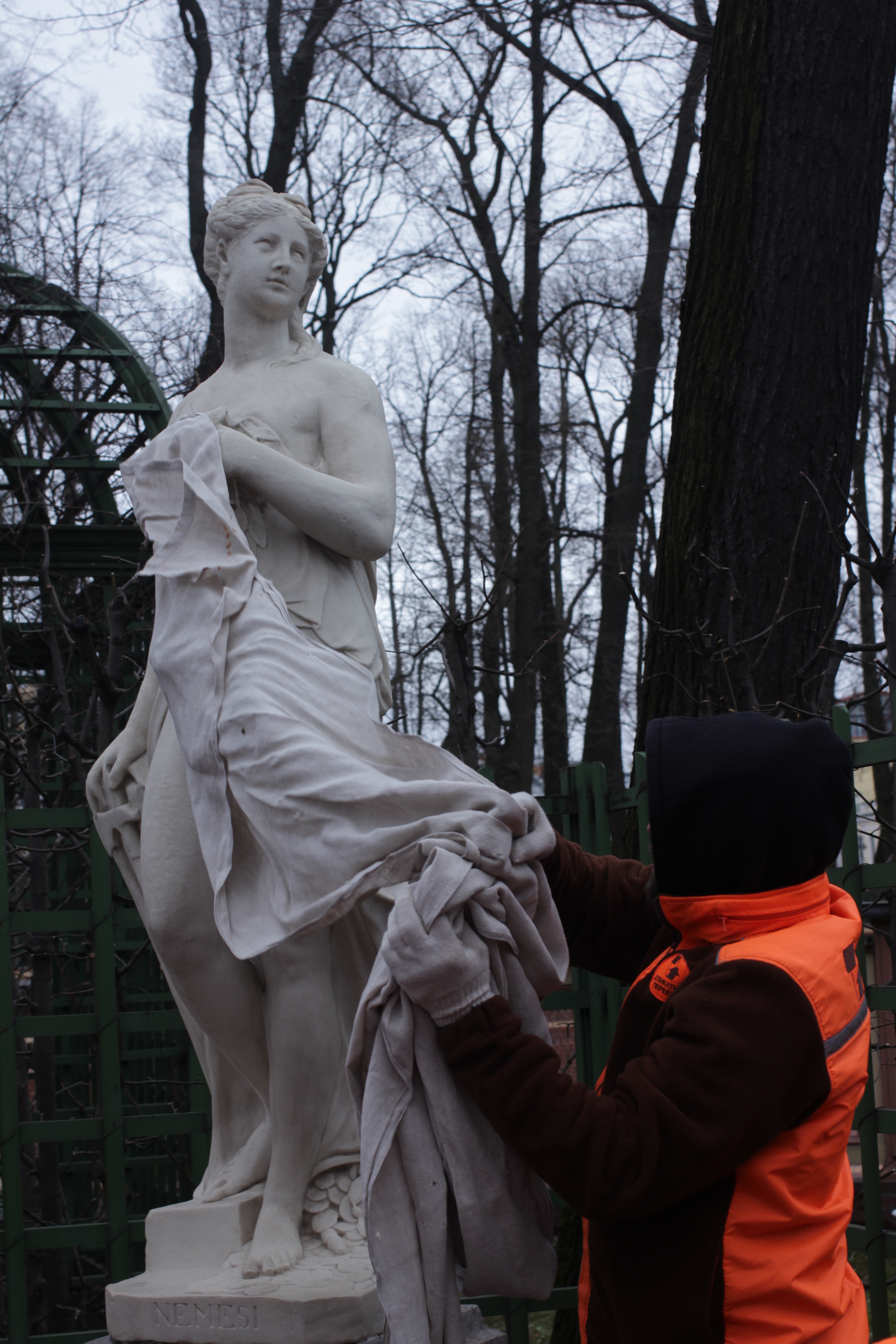 В Летнем саду раскроют скульптуры после зимы7