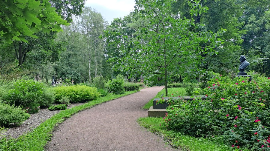 Некрополь «Литераторские мостки» получил музейный статус 90 лет назад4