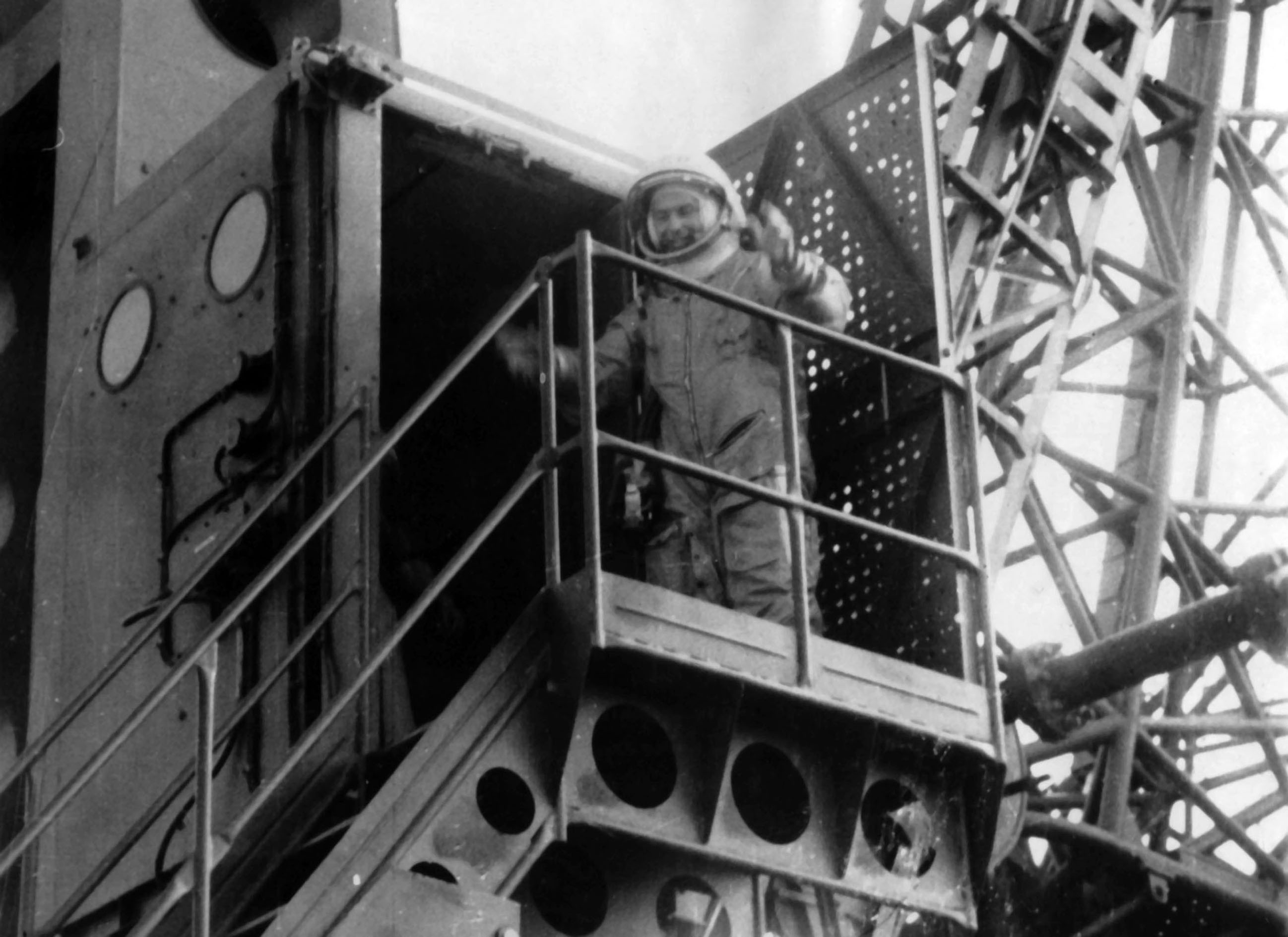 В Музее артиллерии можно увидеть картину о советском космонавте на Марсе8