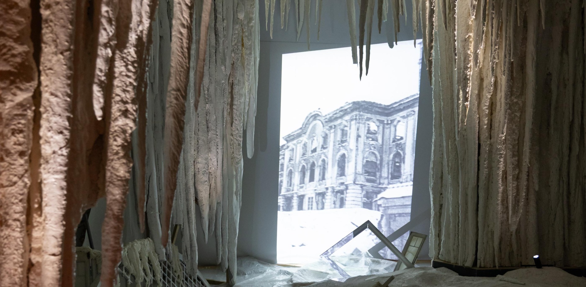 Обложка: «Подвиг возрождения» в Петергофе продлили до весны.