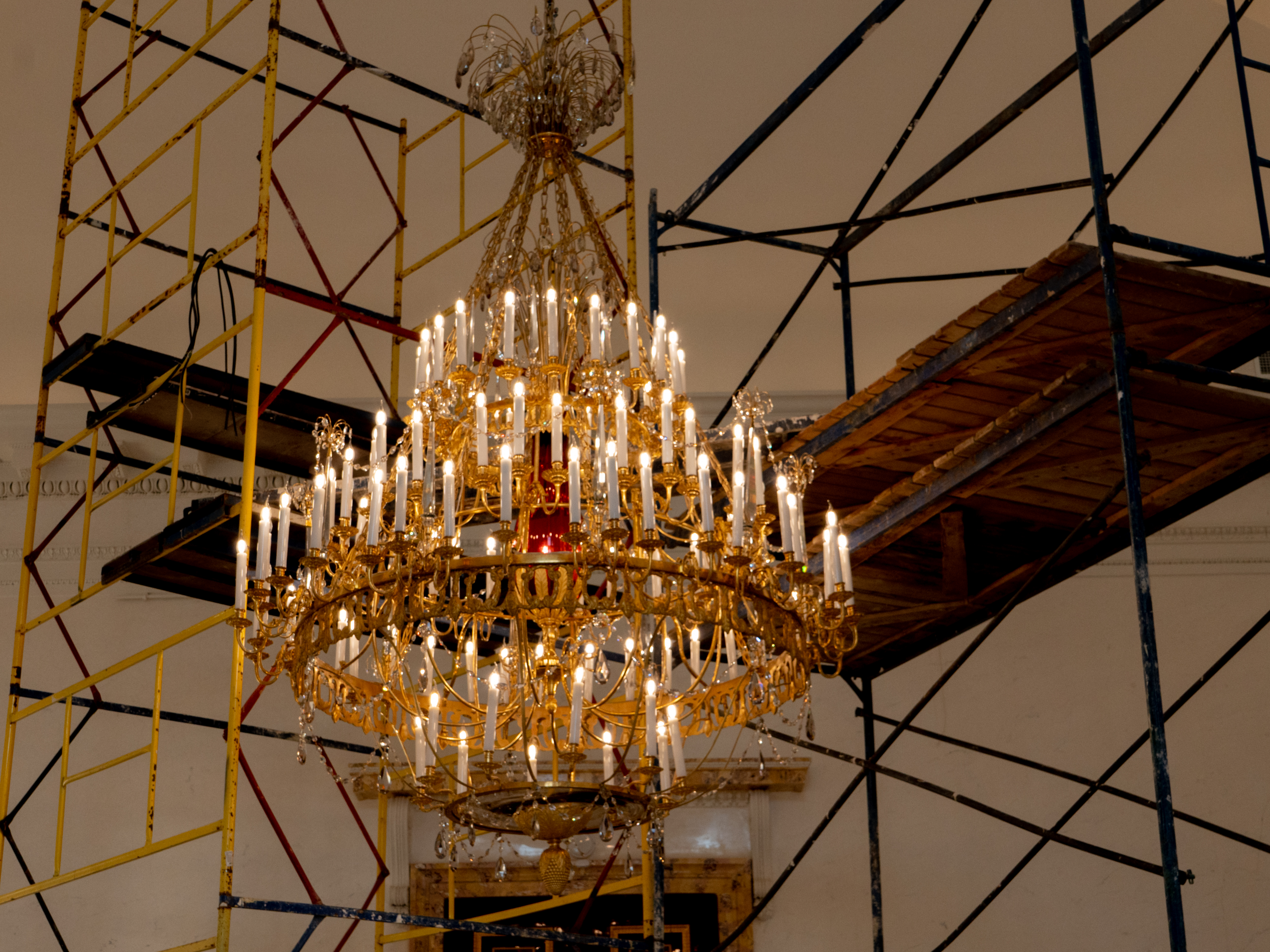 Реставраторы восстановили три большие люстры в ГМЗ «Царское Село» 19