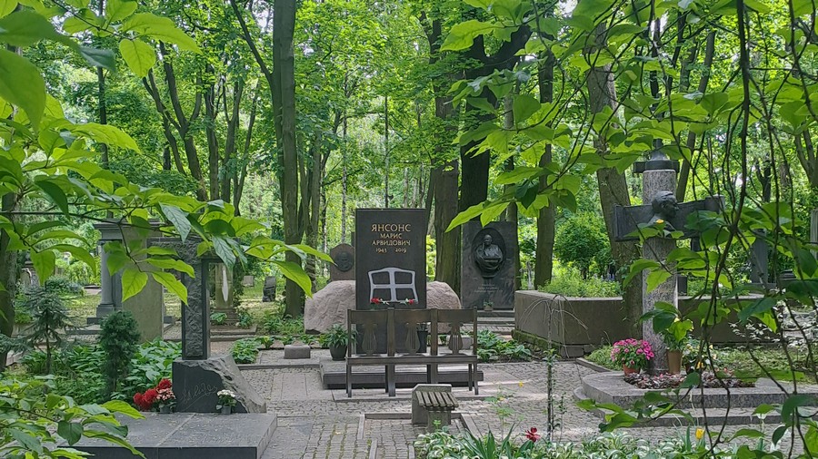 Некрополь «Литераторские мостки» получил музейный статус 90 лет назад5