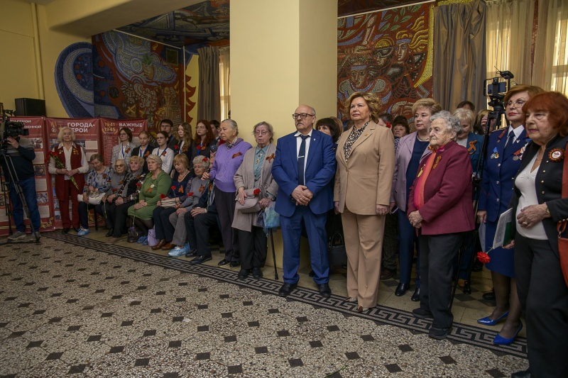 В Санкт-Петербурге открыли памятную доску детям, эвакуированным из блокадного Ленинграда В Санкт-Петербурге открыли памятную доску детям, эвакуированным из блокадного Ленинграда