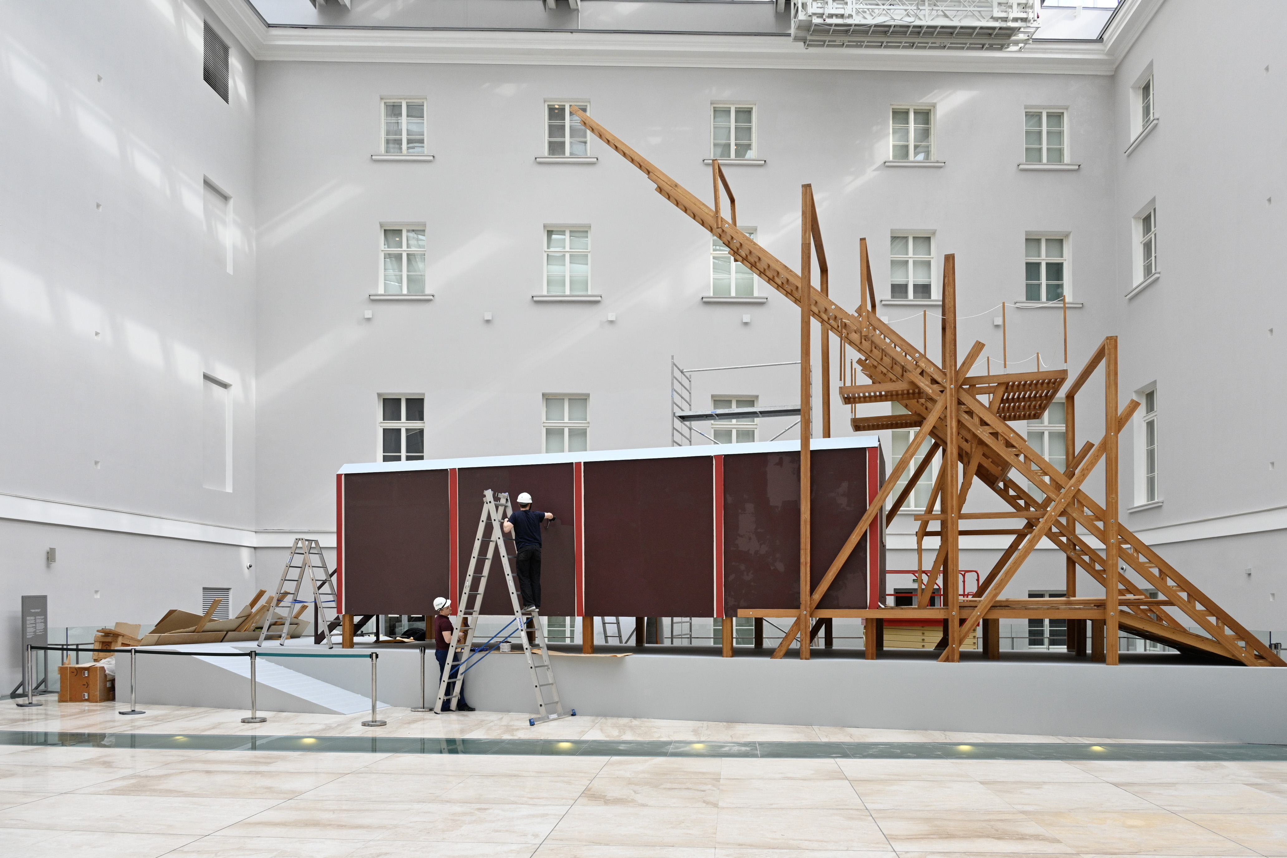 В Эрмитаже завершается реставрация «Красного вагона» Ильи и Эмилии Кабаковых2