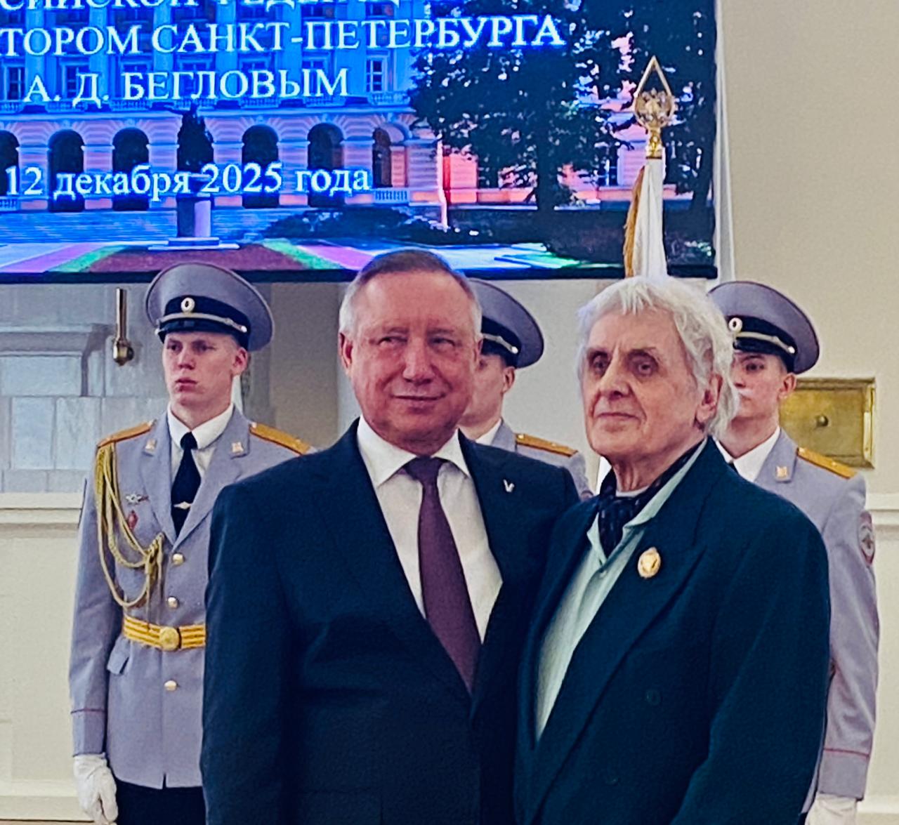 Губернатор наградил петербургских художников4