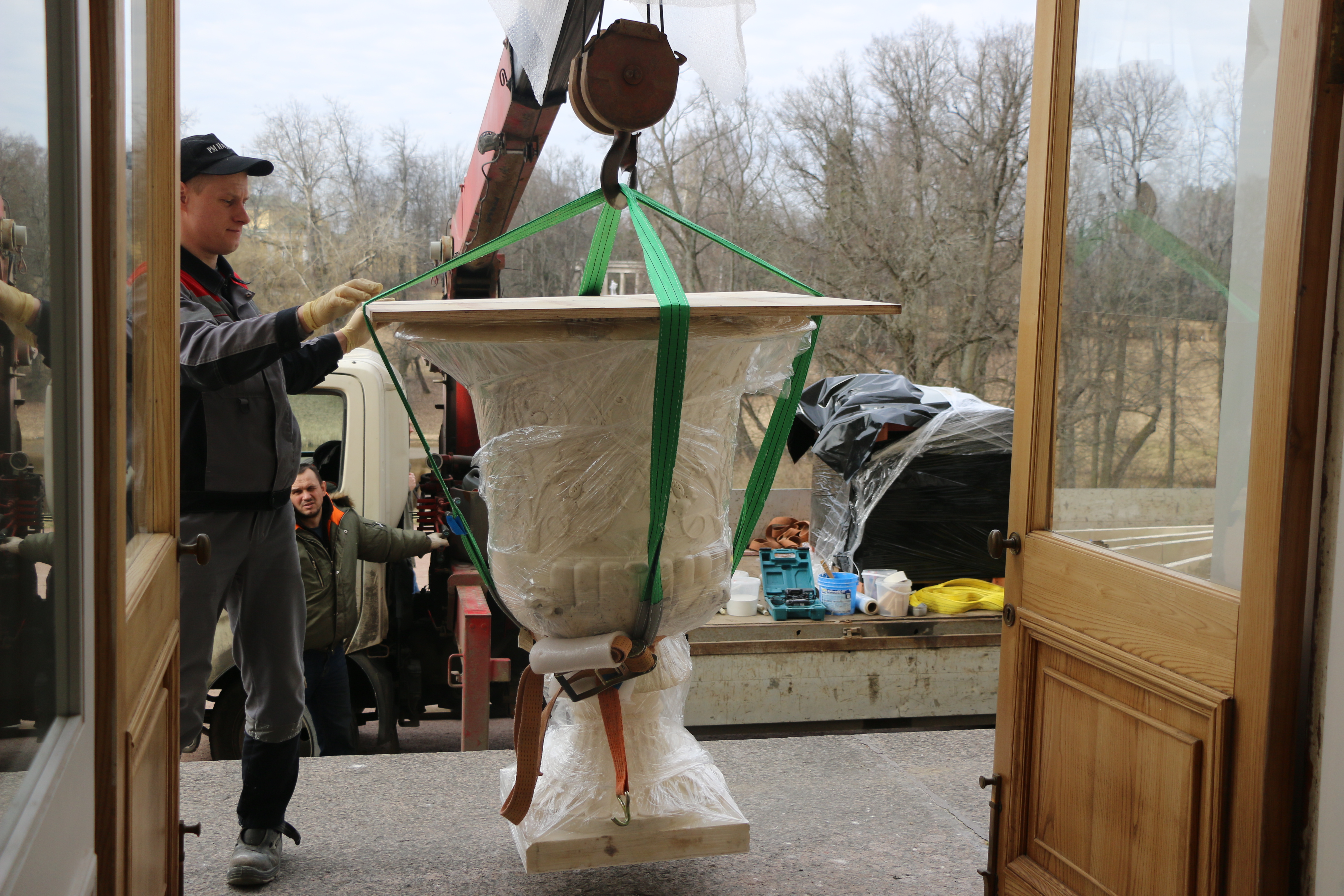 В «Павловске» отреставрировали беломраморный пьедестал из исторической коллекции музея5