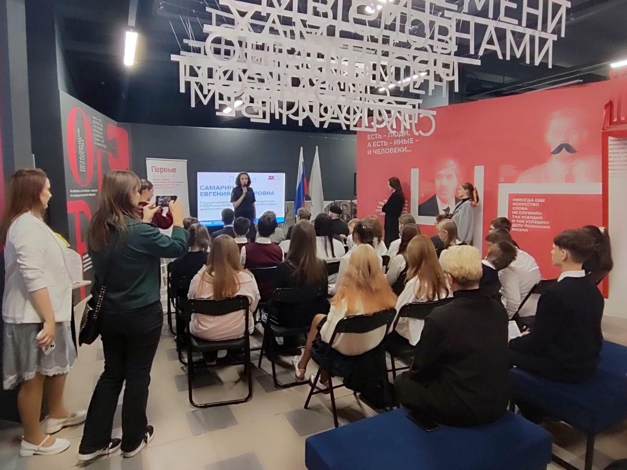 Выставочное пространство литературного музея «ХХ век» в Ледовом 1