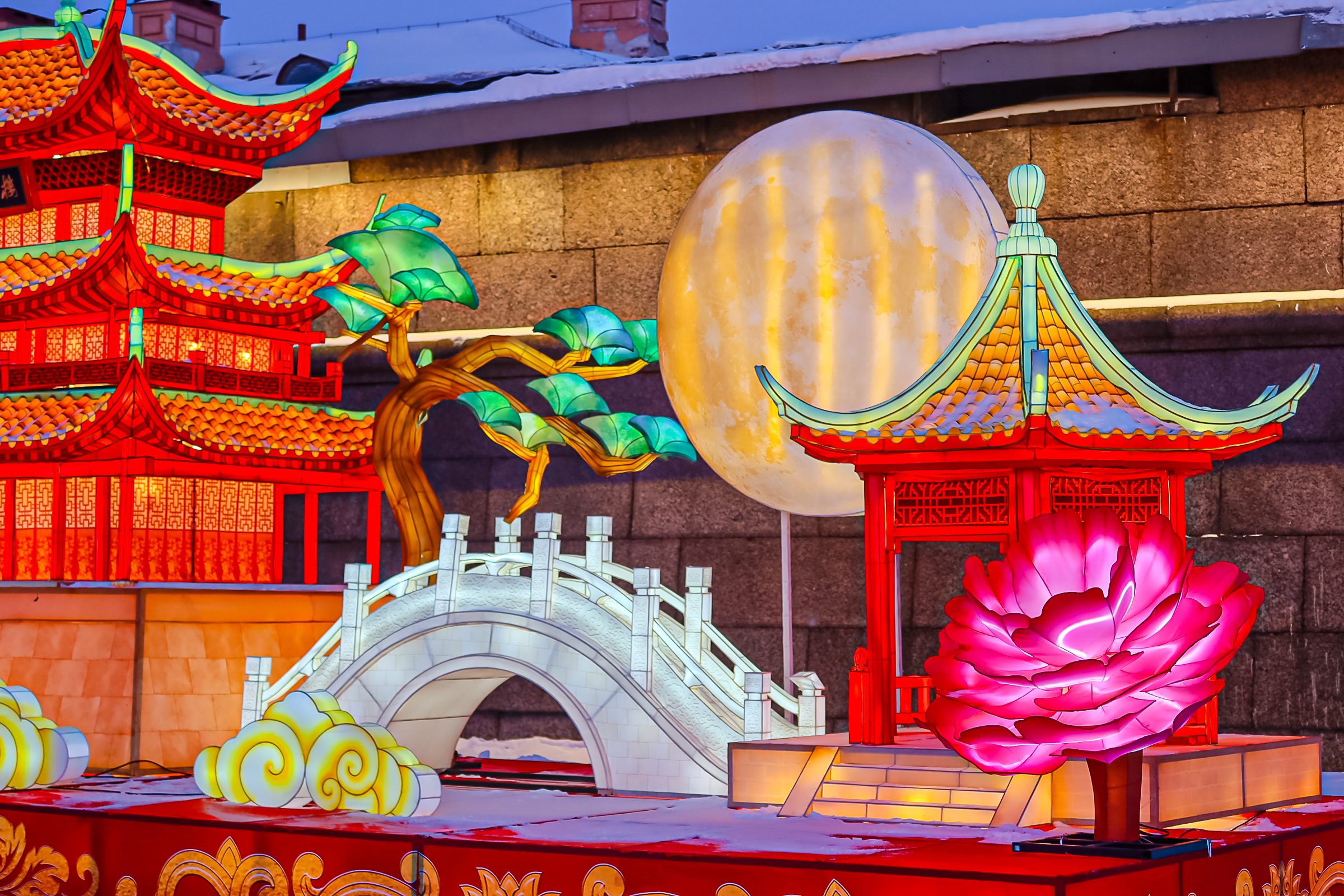 Драконы и фениксы из Цзыгуна поселились на Заячьем острове28