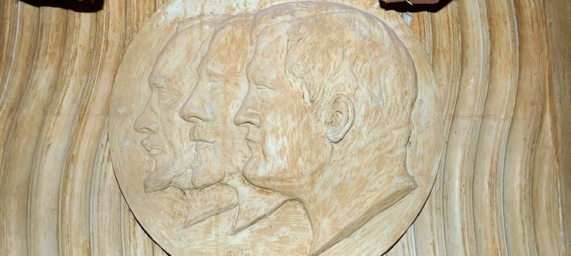 Обложка: В Доме Радио обнаружили барельеф с архитекторами здания.