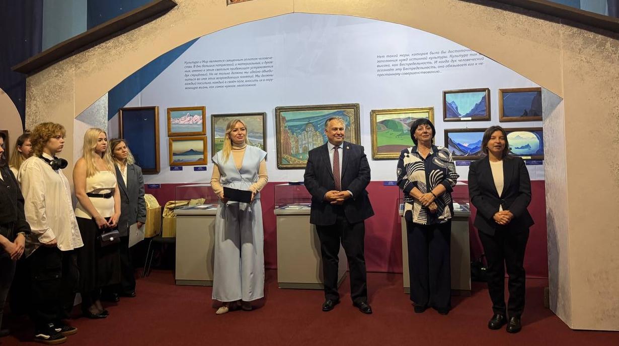 Первокурсников художественного училища имени Рериха посвятили в студенты