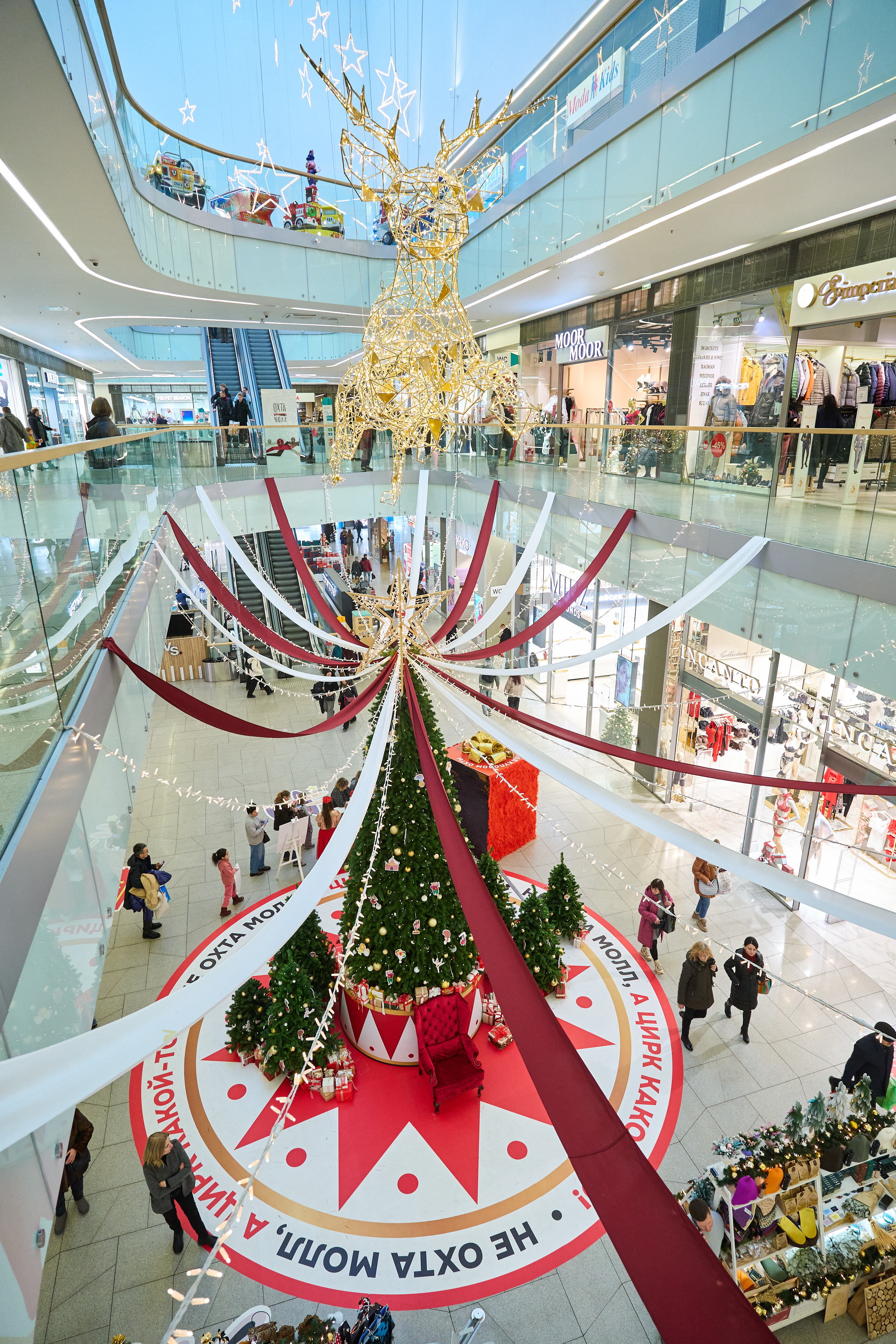 «Не Охта Молл, а цирк какой-то!»: фокусники, ходулисты и Дед Мороз устроят бесплатные новогодние активности2