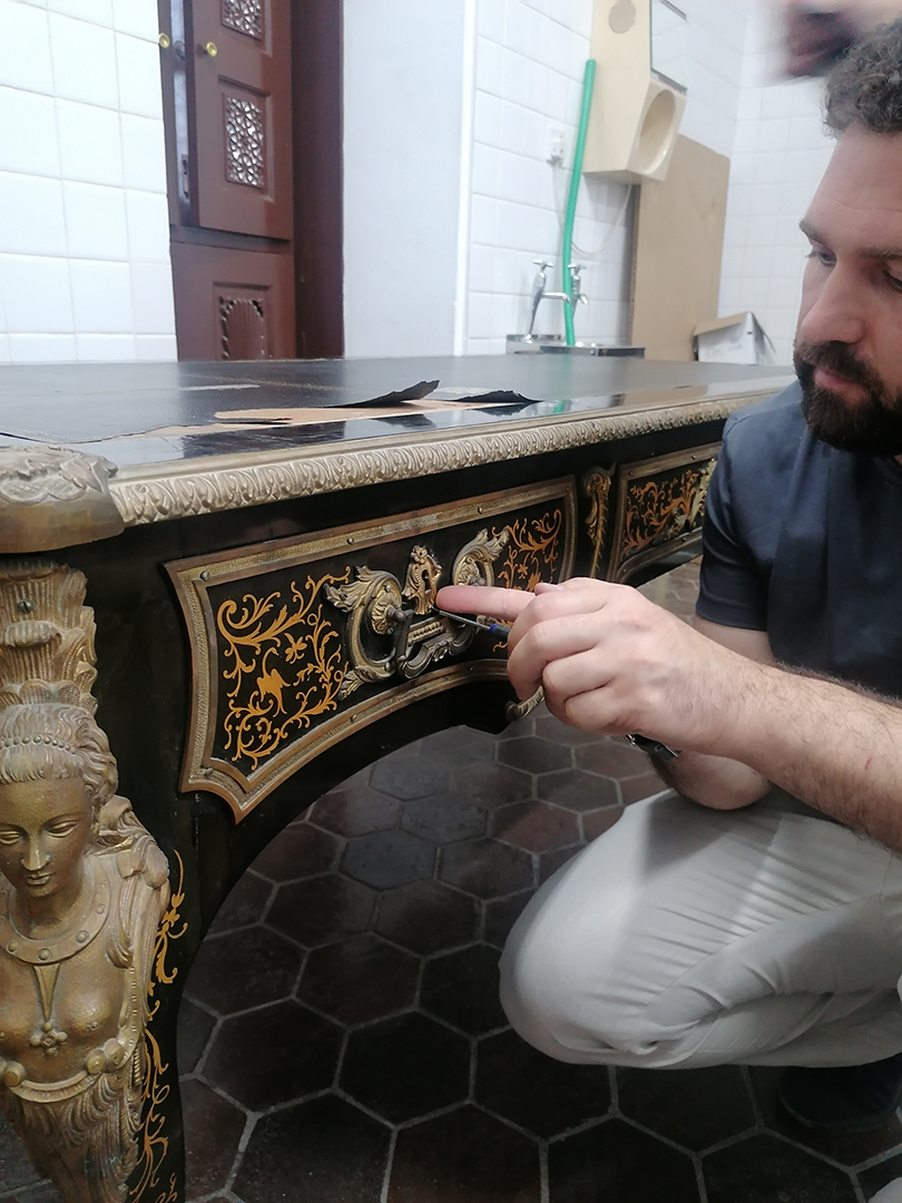 Художники-реставраторы Эрмитажа помогают Оманскому музею