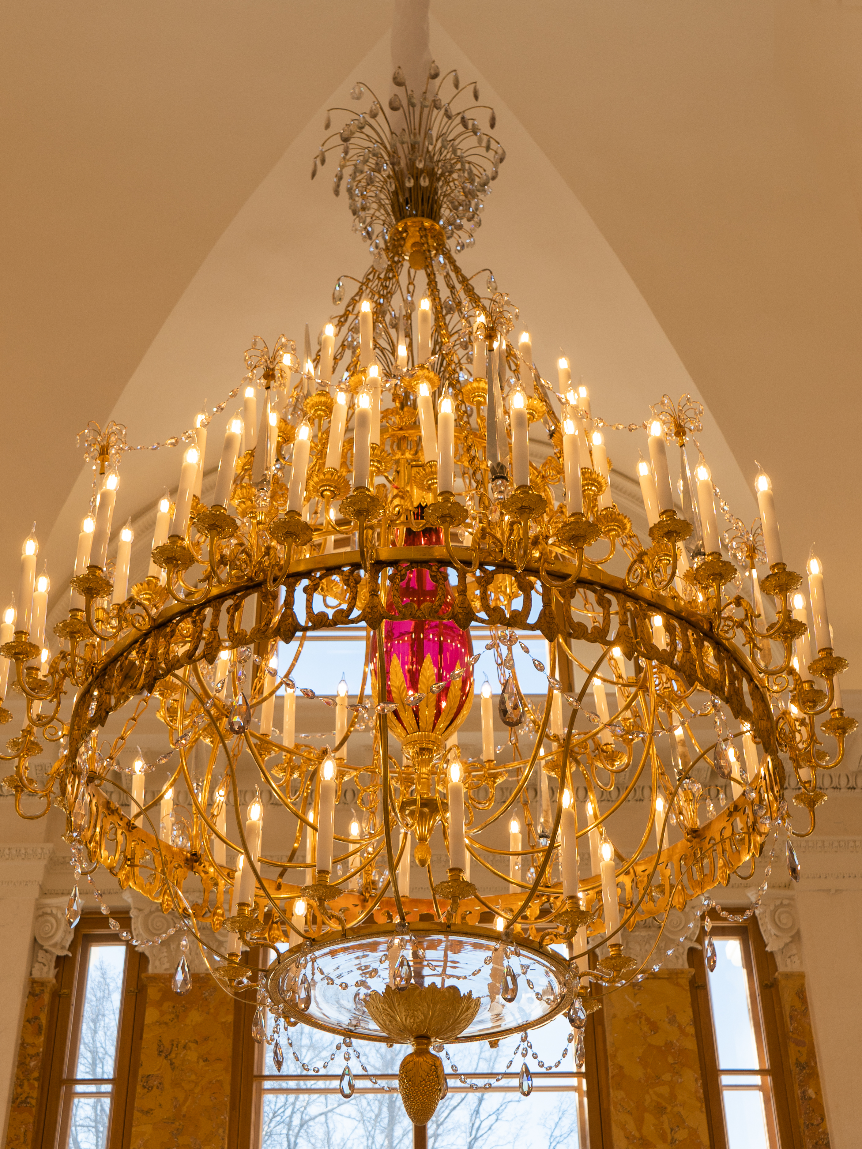 Реставраторы восстановили три большие люстры в ГМЗ «Царское Село» 1